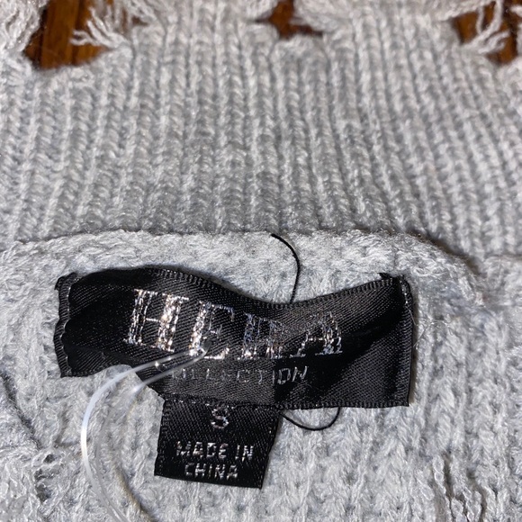 Gray v neck distressed sweater - Picture 4 of 4